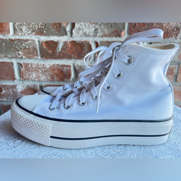 Converse Chuck Taylor All Star Lift
Platform High-Top sneakers in white. Size 6 - Picture 2 of 8